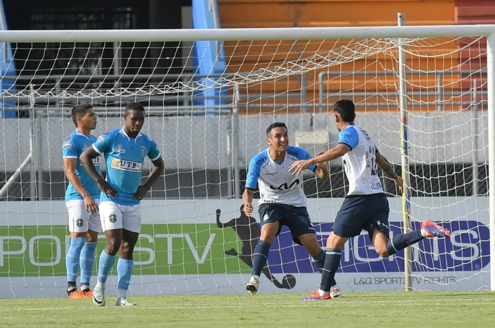 Festejo de los jugadores de Blooming ante la tristeza de San Antonio. Foto: APG.