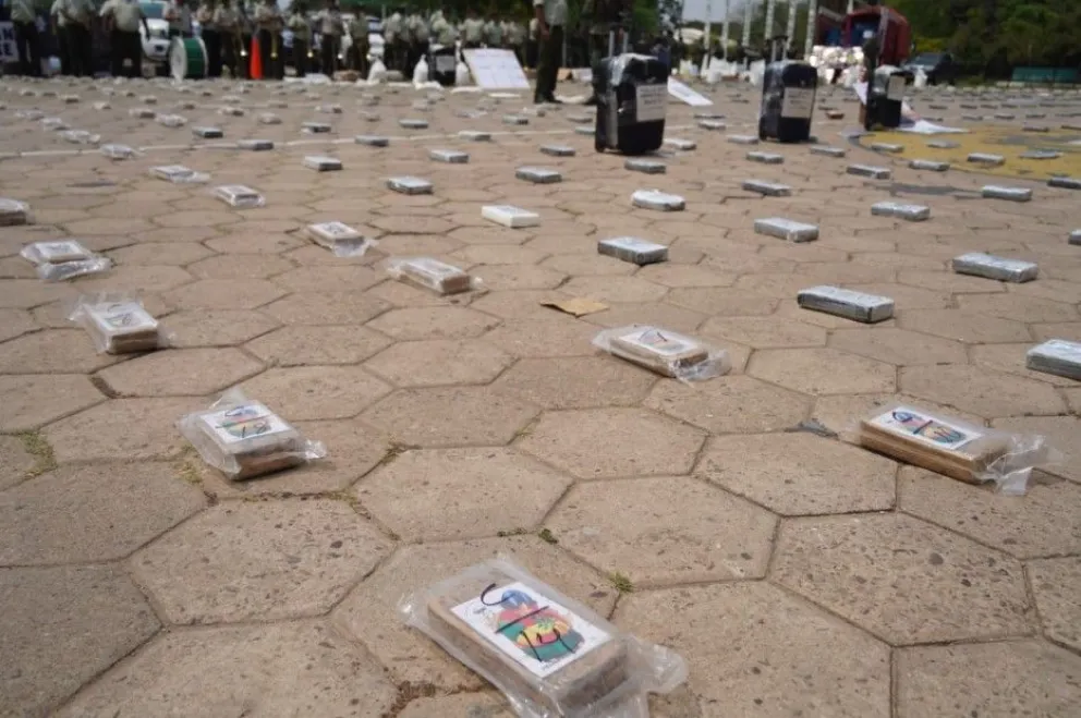 La droga y las maletas que fueron encontradas durante un operativo que se realizó el fin de semana en Santa Cruz. Foto: FELCN