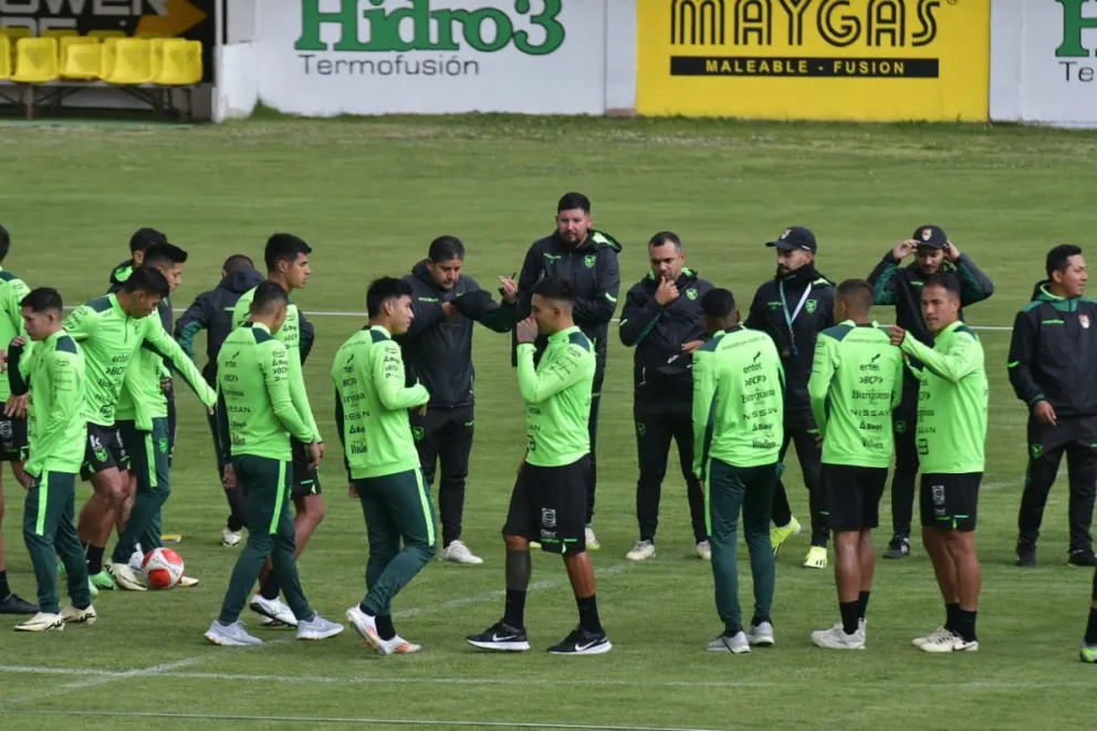 Villegas y Ramírez (centro) durante la charla técnica con los jugadores en Achumani. Foto: APG.