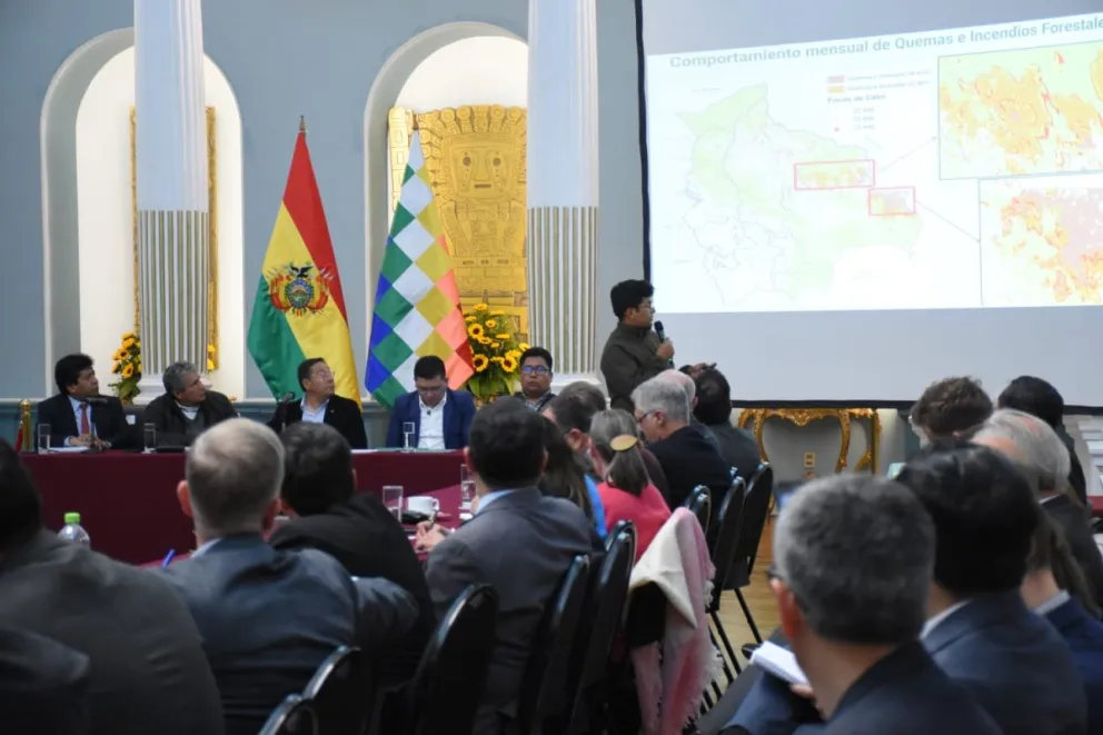 El presidente Luis Arce y algunos ministros se reúnen con el cuerpo diplomático acreditado en el país. Foto: APG