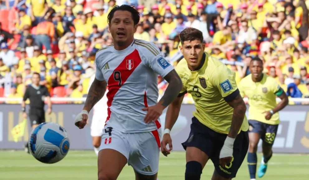 Lapadula (izq.), de Perú, en acción durante un partido anterior de eliminatorias. Foto: EFE.