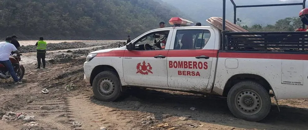 Bomberos Bersa llegaron al lugar para rescatar el cuerpo de la mujer. Foto: GAMG