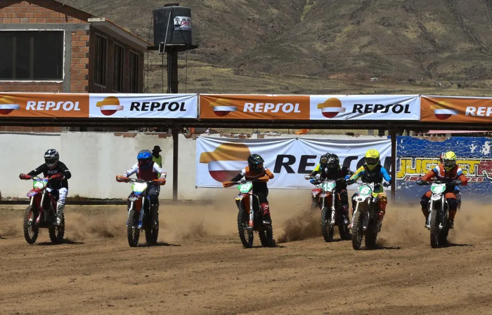 Varios pilotos al momento de la largada en Tambillo. Foto: APG.