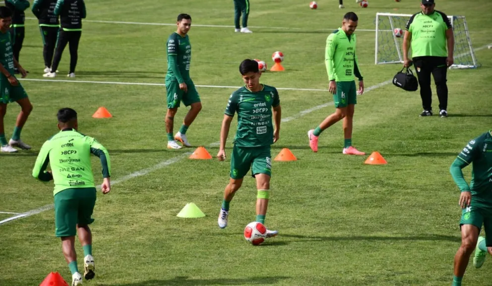 Miguelito Terceros (centro) domina el balón en el entrenamiento de la Verde de este lunes. Foto: APG