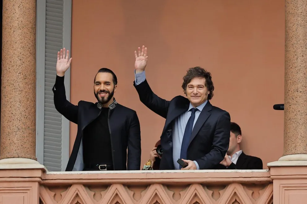 El presidente argentino, Javier Milei (d) acompañado del presidente de El Salvador Nayib Bukele, saludan a seguidores en La Casa Rosada este lunes en Buenos Aires (Argentina). Foto: EFE