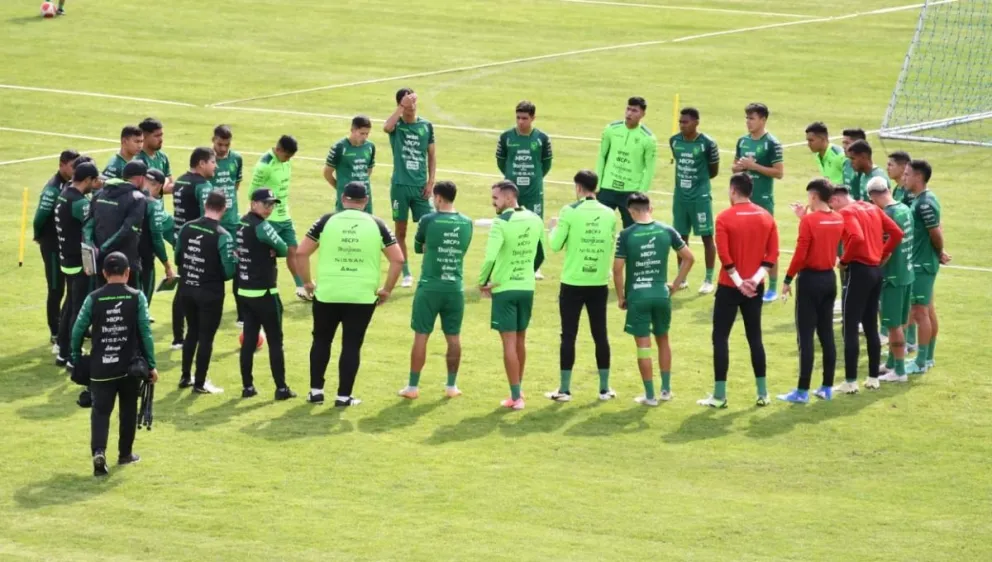 Los jugadores de la Selección nacional escuchan las instrucciones del entrenador Óscar Villegas. Foto: APG