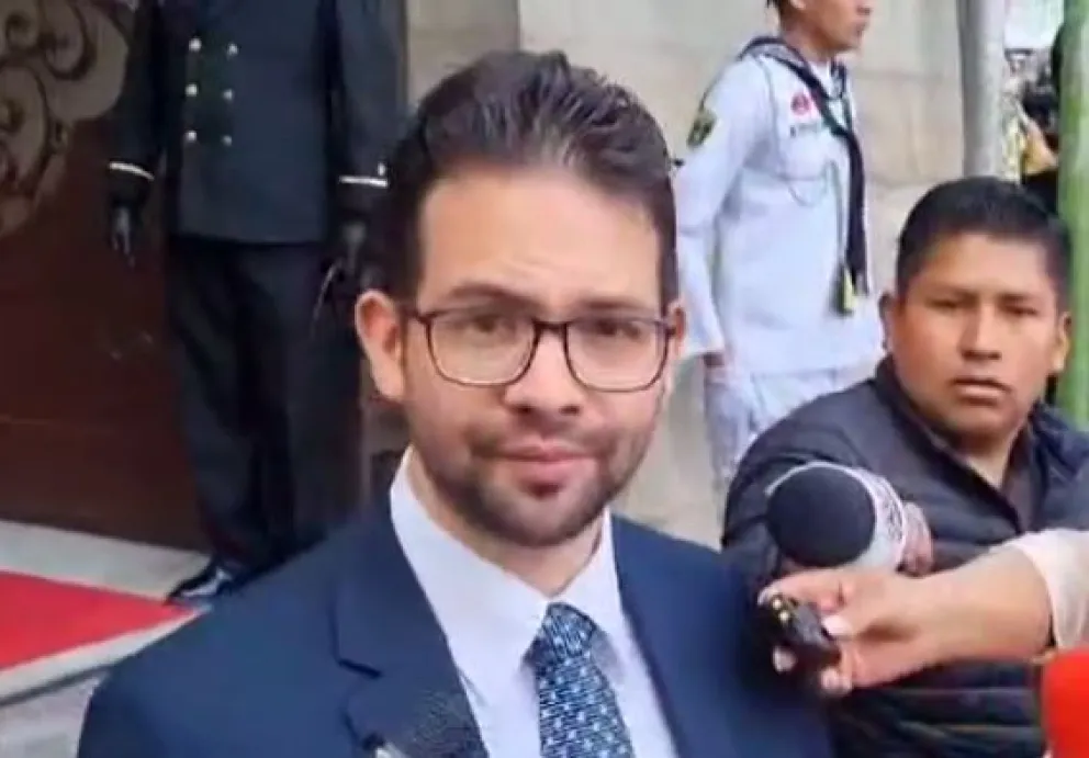 Embajador de Venezuela en Bolivia, César Trómpiz, declara a la prensa. Foto: Captura