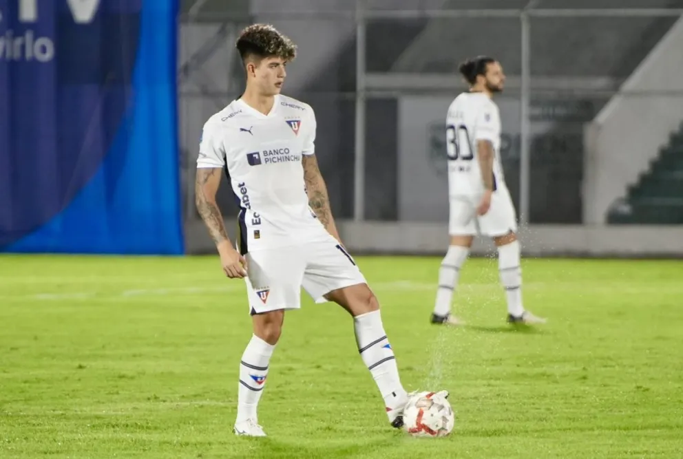Gabriel Villamil controla la pelota en un reciente partido de Liga de Quito por su torneo local. Foto: GV