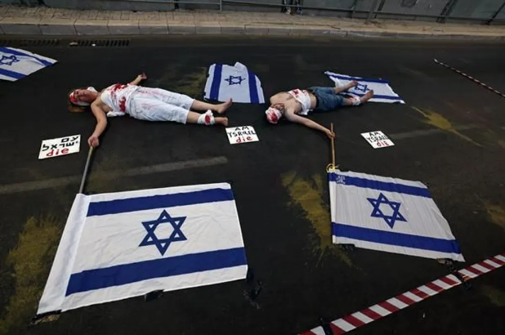 Varias personas piden la liberación de los rehenes israelíes secuestrados por Hamás este sábado en Tel Aviv (Israel). EFE/ Atef Safadi