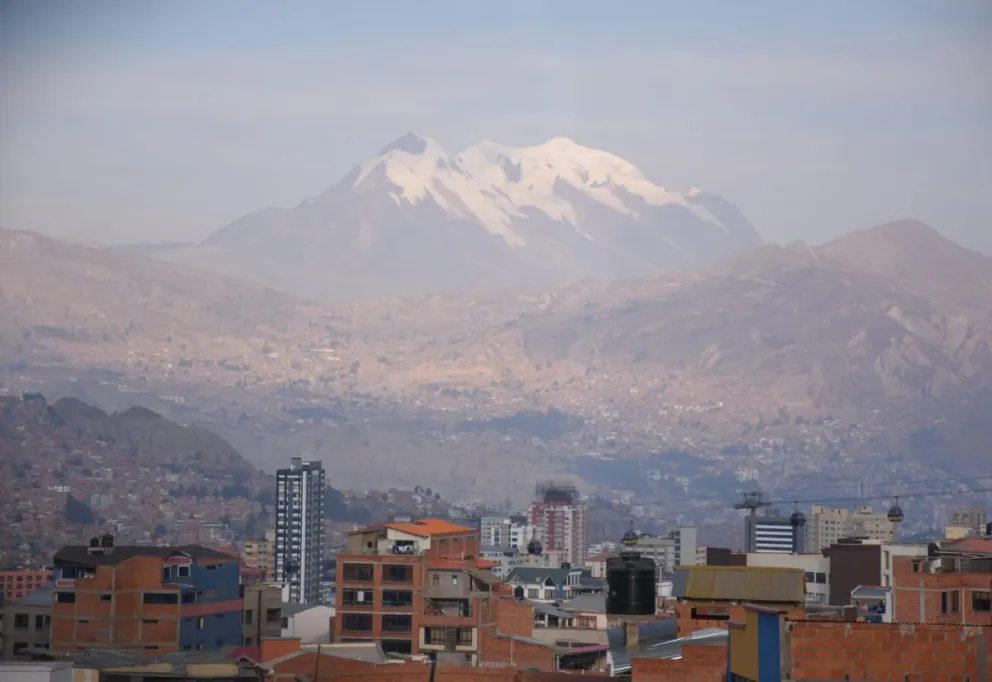 Cielos opacos por el humo en la ciudad de La Paz, recomiendan no realizar actividades al aíre libre. Foto; APG 
