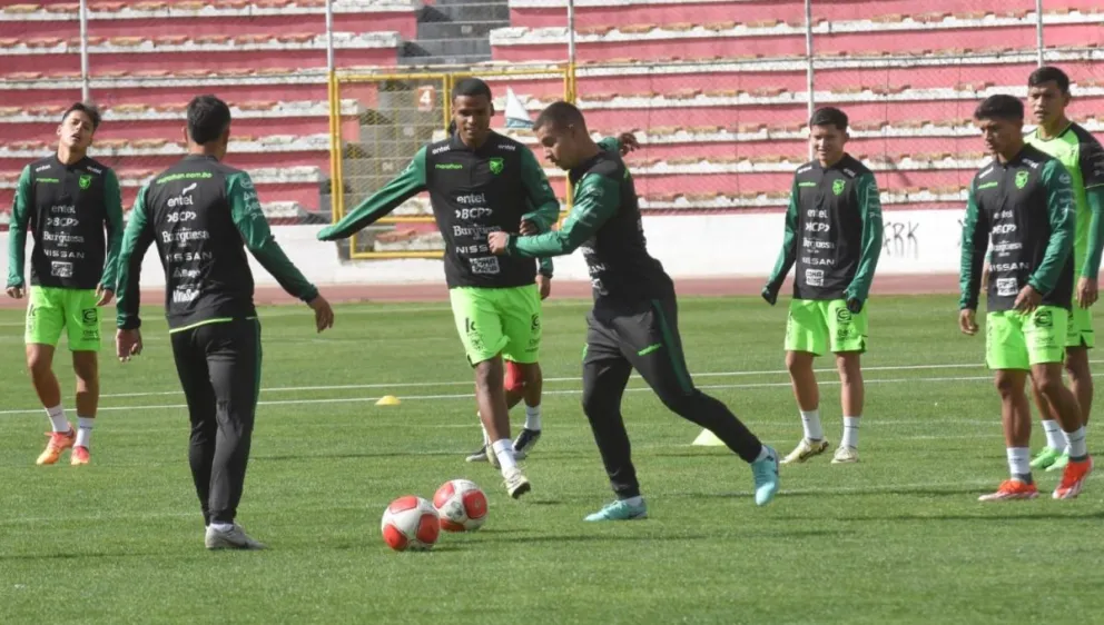 Robson le pega a una pelota en uno de los entrenamientos de la selección. Foto:  APG