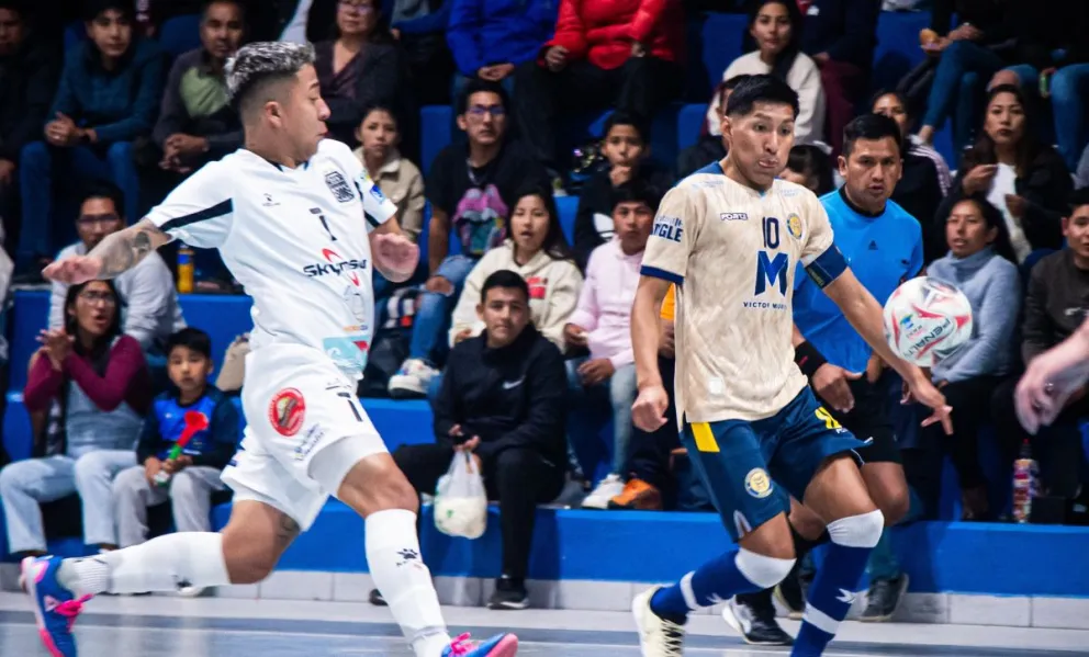 Partido entre Víctor Muriel (de mostaza) y Fantasmas. Foto: Víctor Muriel.