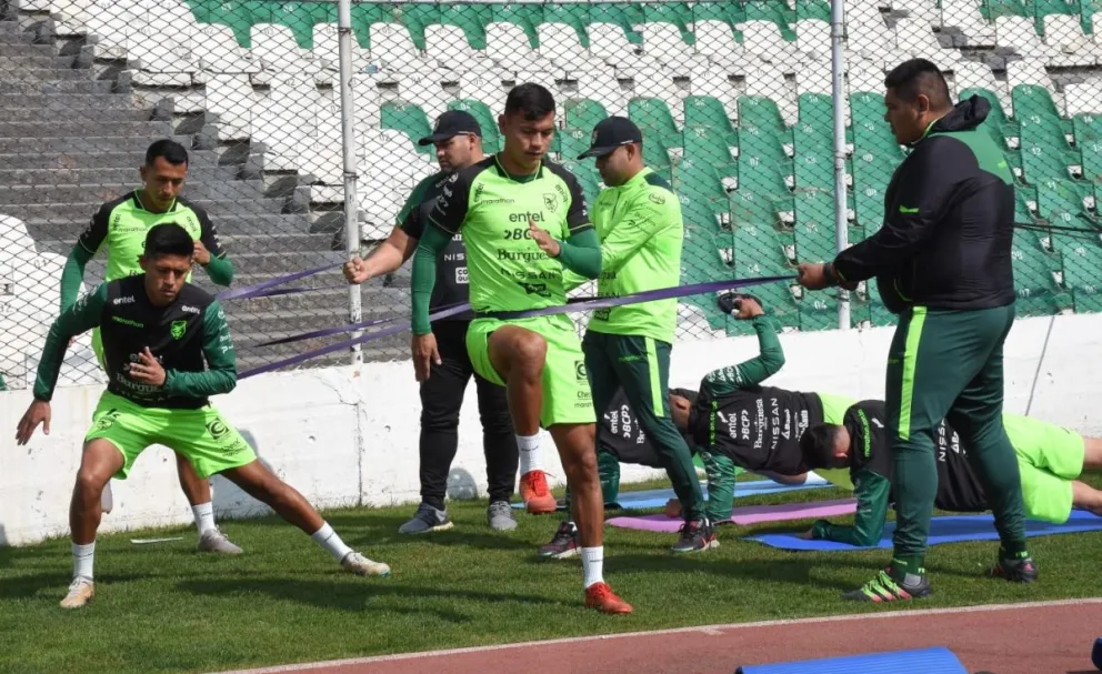 José Sagredo realiza ejercicios previos al entrenamiento en campo de ese domingo. Foto: APG