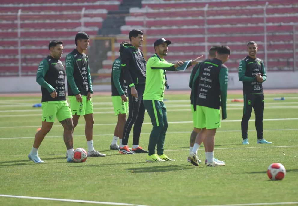 La selección nacional durante la práctica de este domingo en el Siles. Foto: APG.