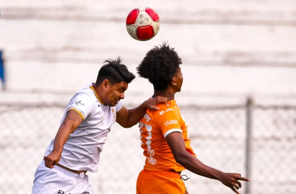 Emerson Mineiro (der.), de Royal Pari, disputa un balón aéreo con un jugador de Real. Foto: club Royal Pari