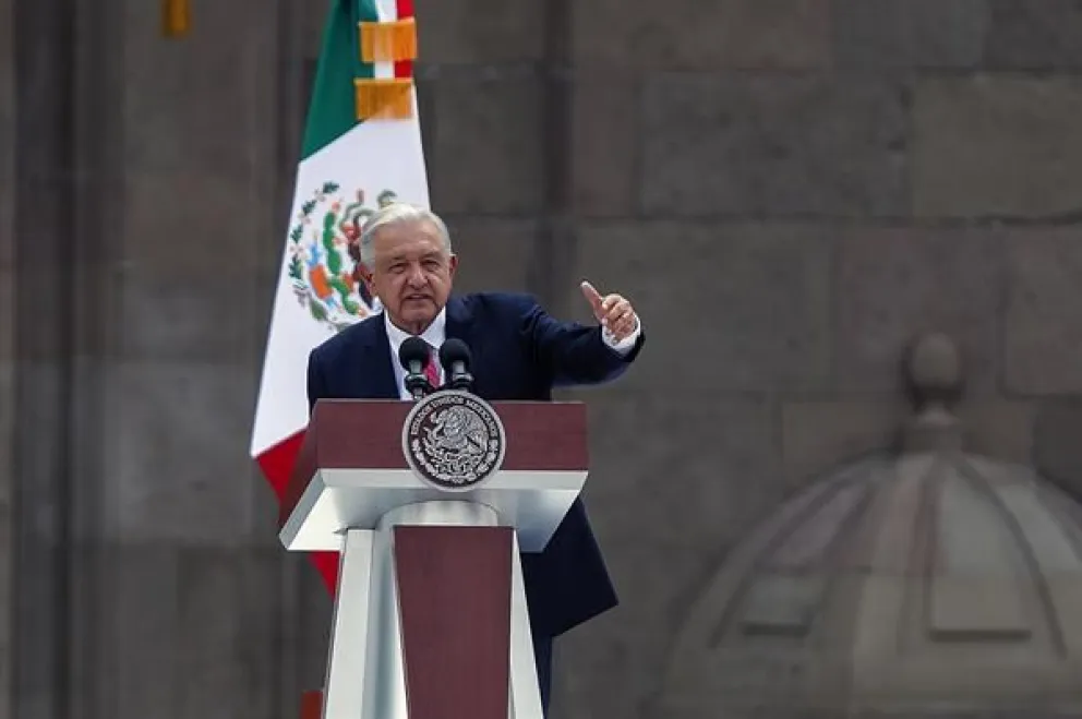 El presidente de México, Andrés Manuel López Obrador, habla durante el sexto informe de gobierno este domingo, en el Zócalo de Ciudad de México (México). EFE/Isaac Esquivel
