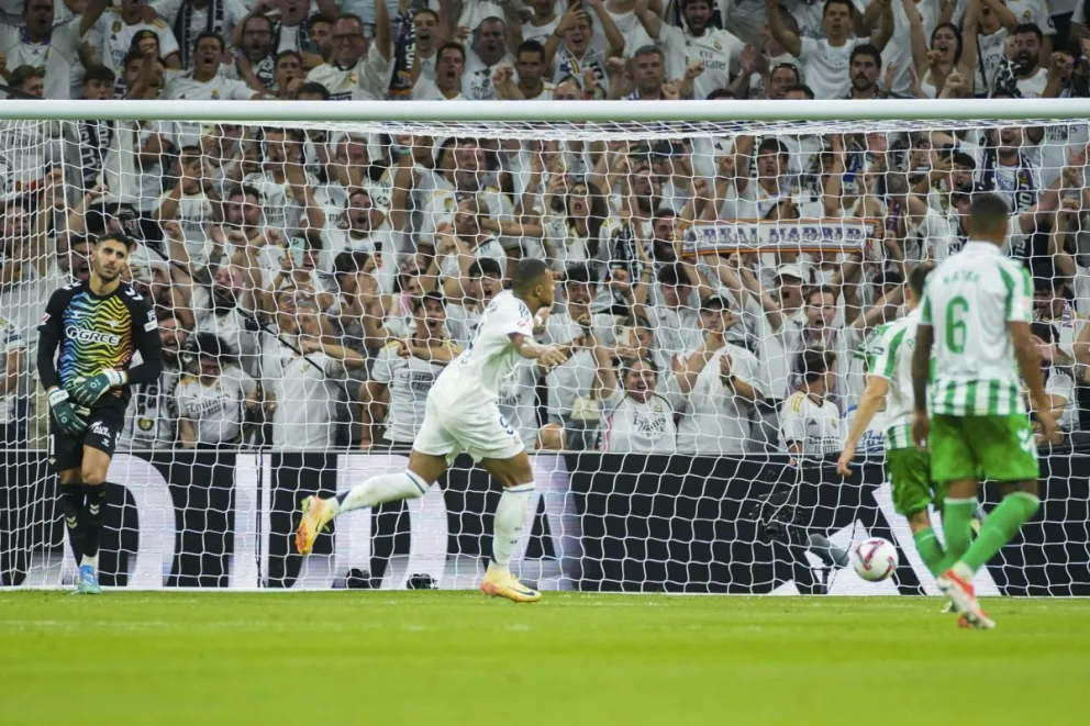 El delantero del Real Madrid Kylian Mbappé celebra su segundo gol —de penal— ante el Betis. Foto: EFE