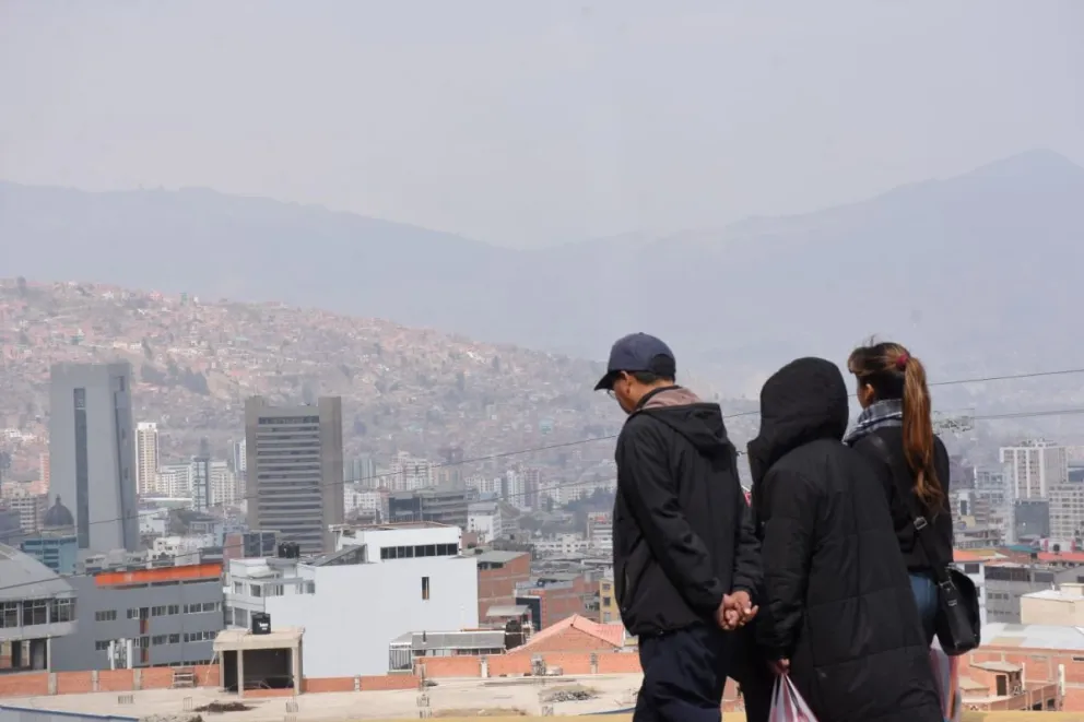 Una familia recorre una calle de la ciudad de La Paz en el Día del Peatón. Foto: APG
