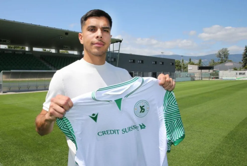 El futbolista boliviano Boris Céspedes sostiene la camiseta de su club. Foto: Yverdon-Sport FC