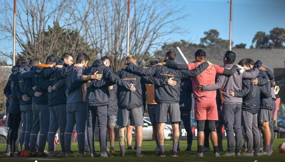 Cupero técnico y jugadores del Tigre reunidos antes de empezar un entrenamiento anterior. Este lunes por la tarde volverán a encontrarse. Foto: club The Strongest