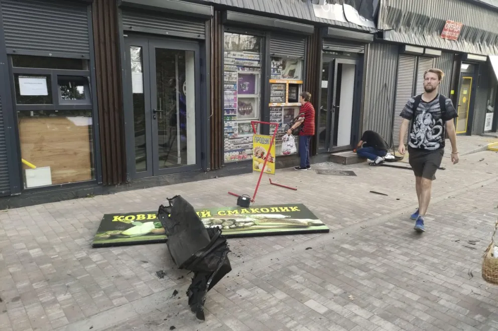 Destrozos causados por la caída de fragmentos de misiles rusos en el barrio de Sviatoshin de Kiev. Foto: EFE