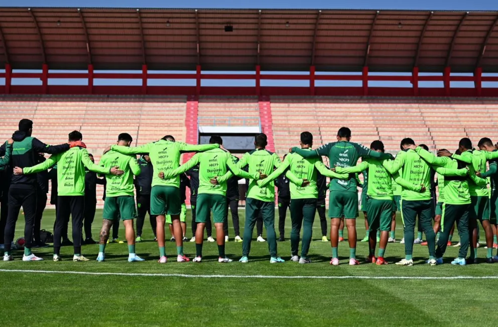 Jugadores de la selección en la previa del trabajo del sábado en Villa Ingenio. Foto: FBF