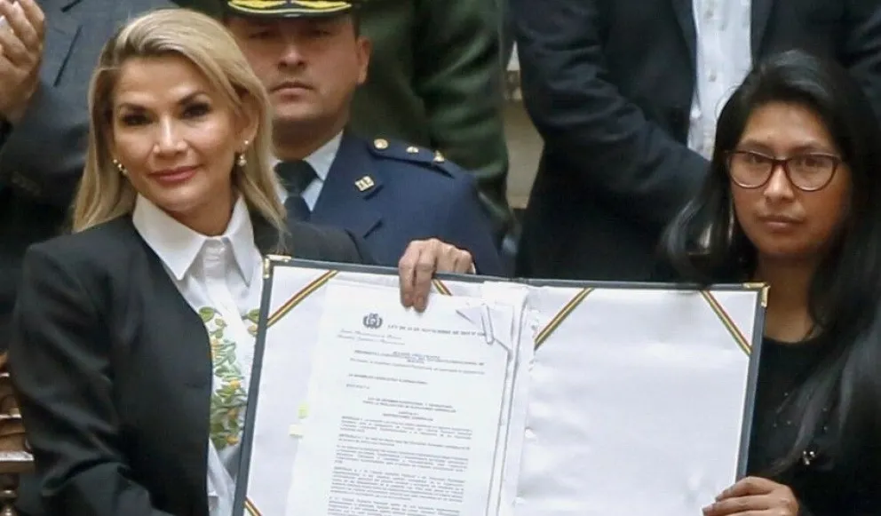 Jeanine Añez con Eva Copa cuando asumió la Presidencia. Foto: @JeanineAnez