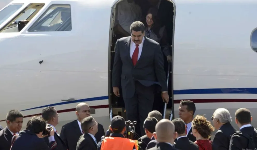 Maduro desciende del avión presidencial en una imagen de archivo. Foto: CNN