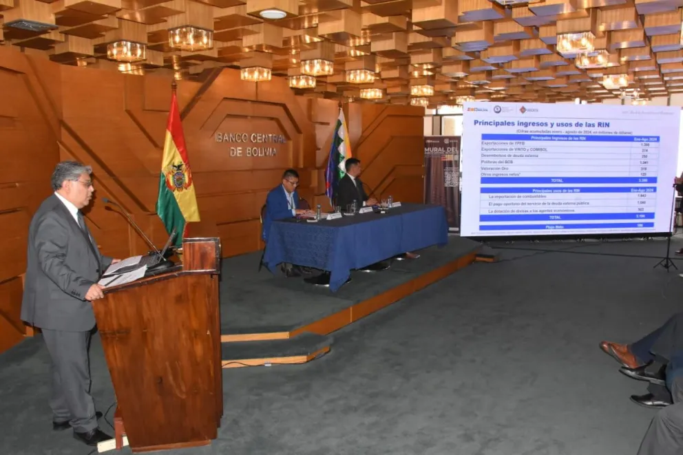 El presidente del BCB, Edwin Rojas, presenta los datos de las RIN, este lunes. Foto: APG 