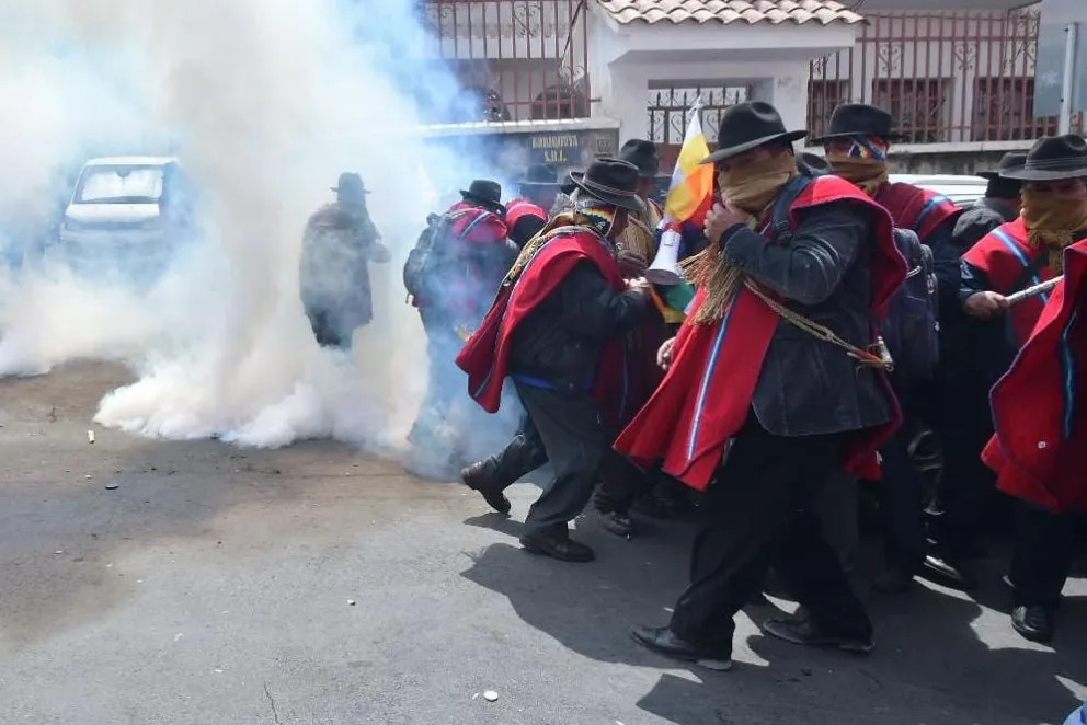 Los Ponchos Rojos se enfrentaron a la Policía. Fotos: APG