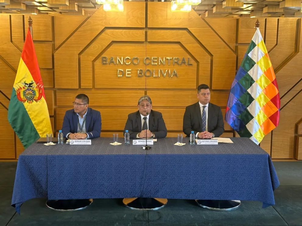 El presidente del BCB junto a otros directivos, informa sobre el nivel de reservas internacionales al mes de agosto. Foto: BCB