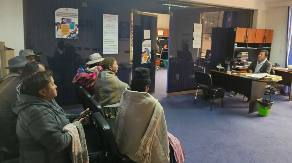 Familiares de las víctimas de Senkata esperan en el juzgado en una foto que compartió el ministro Lima. Foto: @ivanlimamagne