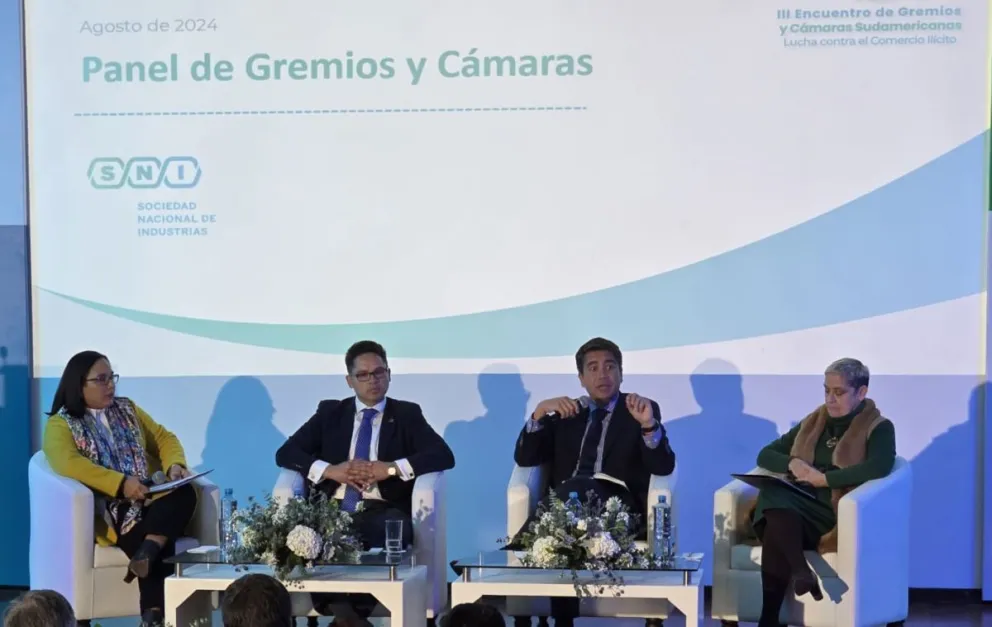  El encuentro entre representantes de las Cámaras de Chile, Perú, Bolivia para abordar la temática del contrabando. Foto Rodríguez & Baudoin.