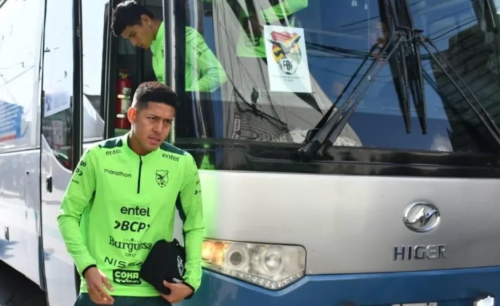 Ramiro Vaca, mediocampista de la selección nacional, desciende del bus. Foto: APG