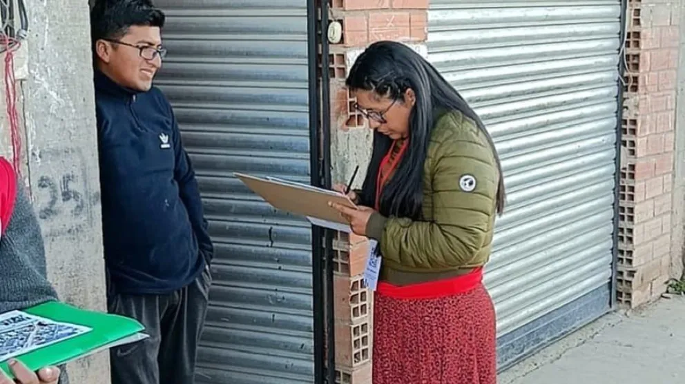 La alcaldesa de El Alto, Eva Copa, participó como censista voluntaria el día de la encuesta estadística de marzo pasado. Foto: Opinión