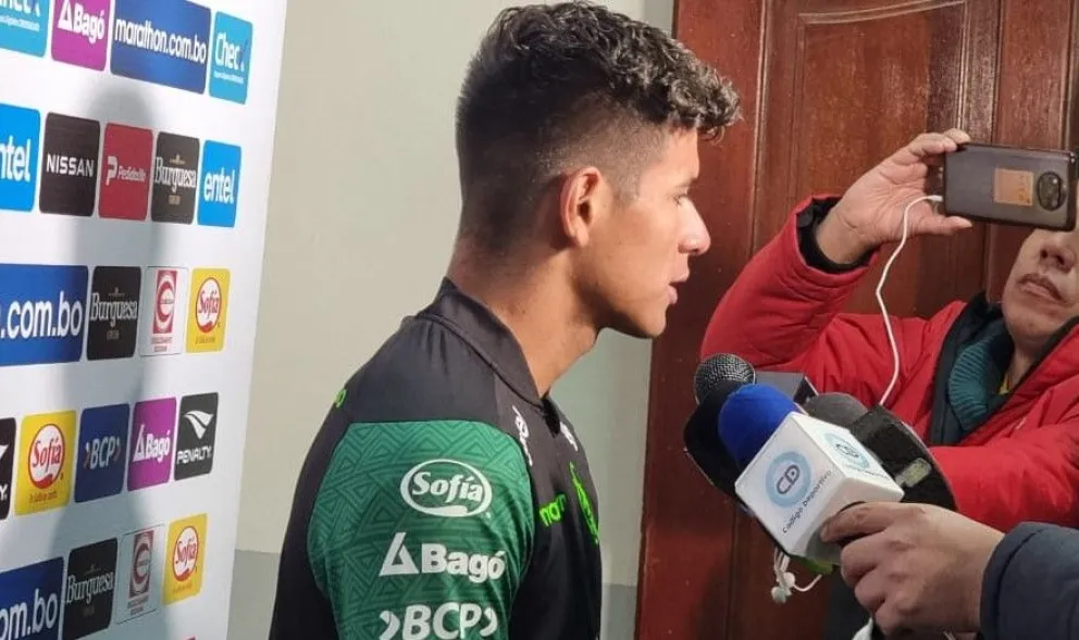 El defensor Yomar Rocha atiende a los periodistas en el estadio Municipal de El Alto. Foto: Marcelo Avendaño