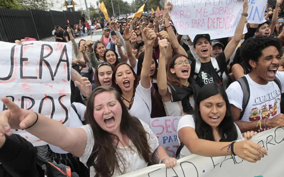 Imagen de archivo de jóvenes estudiantes que protestan en la Ciudad Universitaria, en el sur de Ciudad de México (México). Foto: EFE