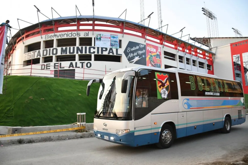 momento en el que el bus de la Selección nacional abandona el estadio Municipal de El Alto. Foto: APG