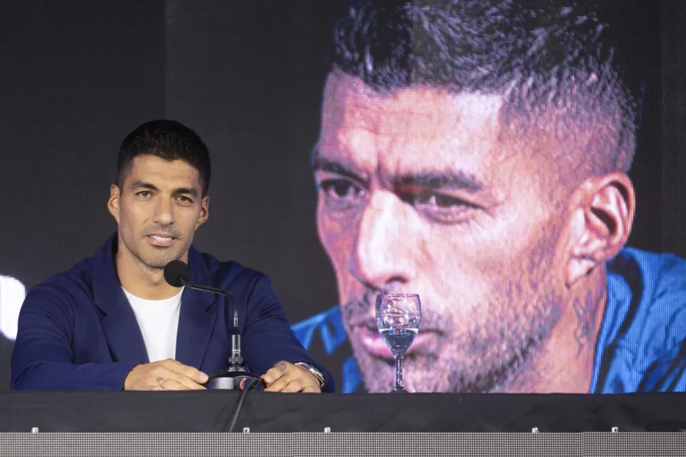 Luis Suárez, en una conferencia de prensa en el estadio Centenario, anuncia que se retira de su selección. Foto: EFE