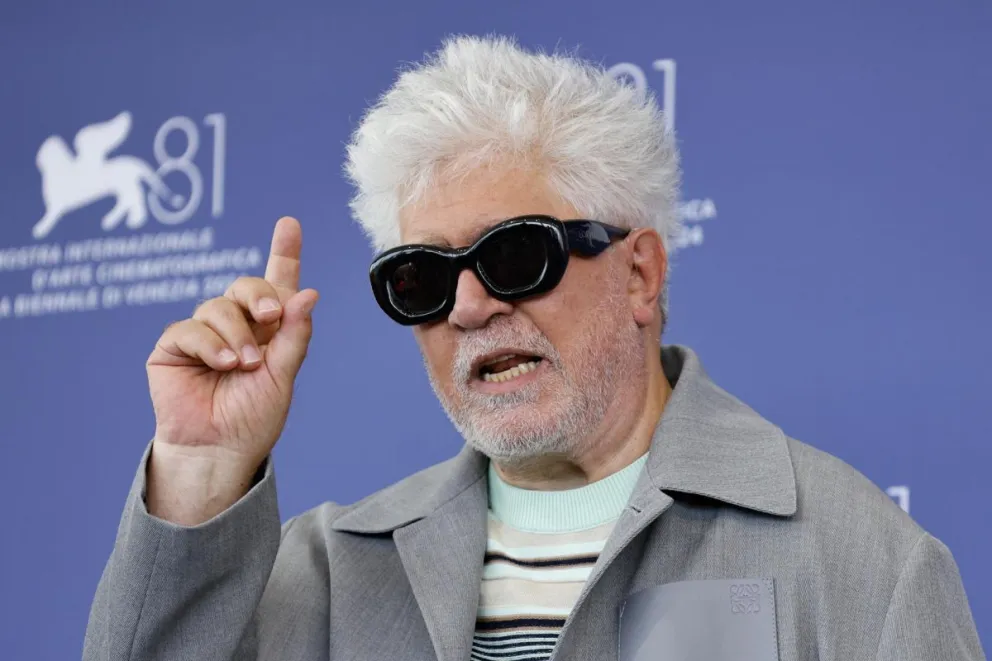 El cineasta y productor español Pedro Almodóvar posa en un photocall de "La habitación de al lado" en el 81º Festival Internacional de Cine de Venecia, en Venecia, Italia. Foto: EFE
