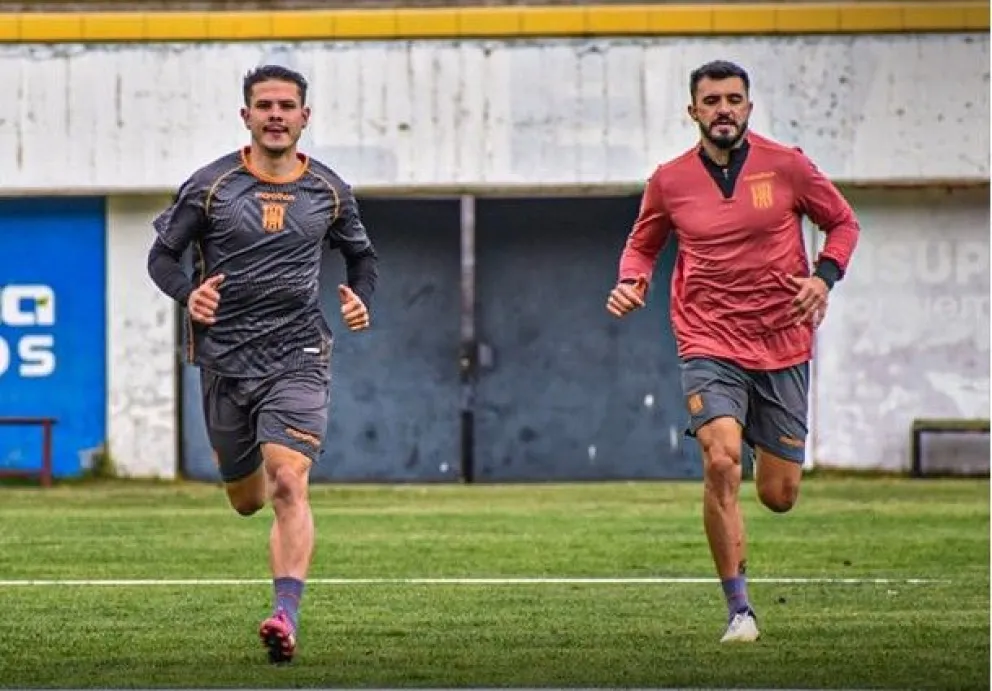 Sebastián Guerrero (izq.) y Enrique Triverio durante la exigencia física de este lunes en Achumani. Foto: club The Strongest
