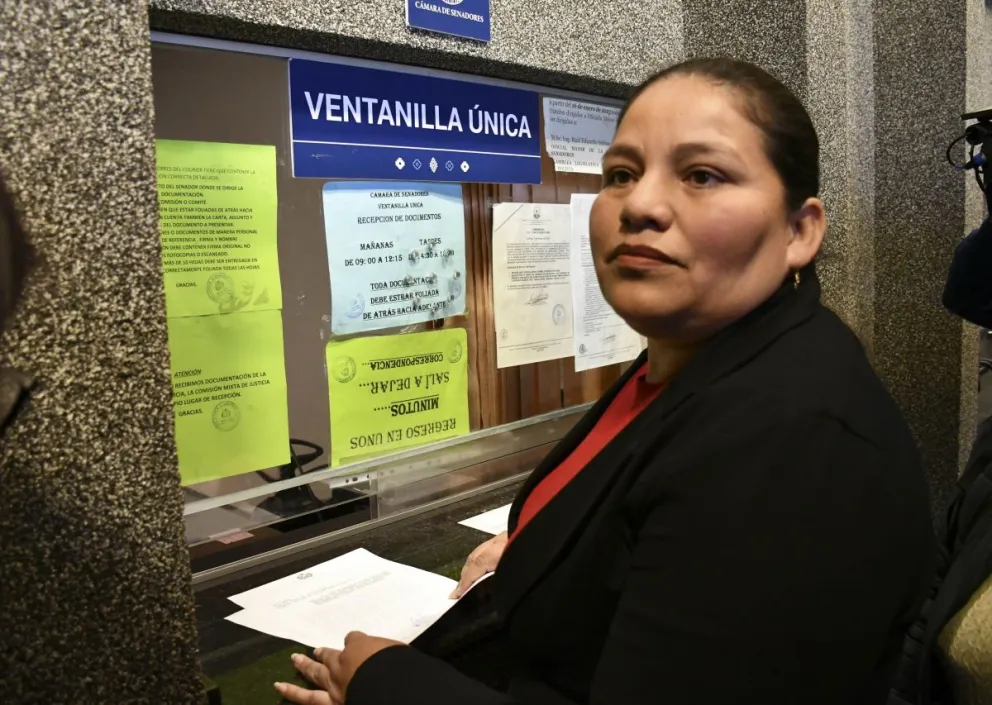 La diputada Deisy Choque luego de presentar una nota en una ventanilla de la Asamblea Legislativa Plurinacional. Fotos: APG 