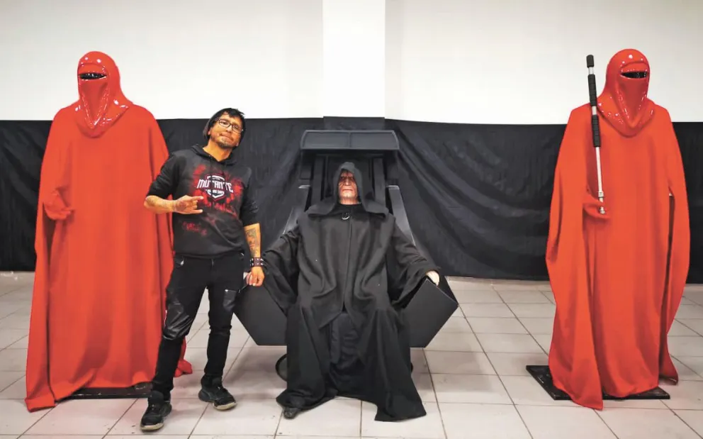 Ramiro Sirpa con el Caballero Oscuro, de “Star Wars”, en una exposición reciente. Fotos: Foto: M. Belmonte / visión360