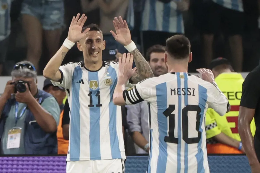 Imagen de archivo de Ángel Di María (i) y Lionel Messi en un partido de la selección de Argentina. Foto: EFE