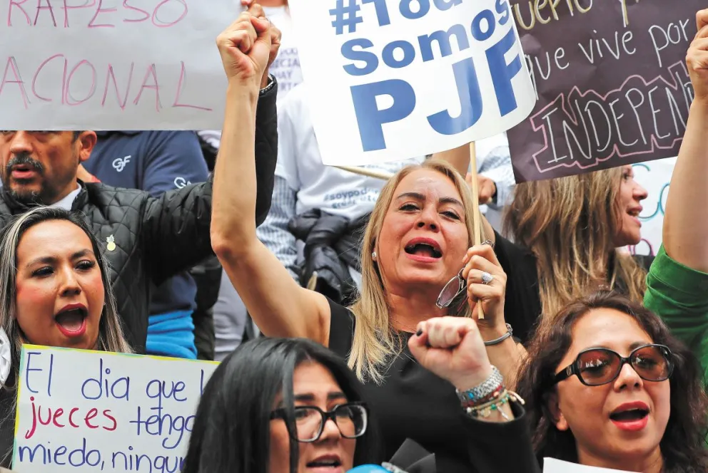Trabajadores del Poder Judicial protestan contra la reforma impulsada por el oficialismo. Foto: EFE