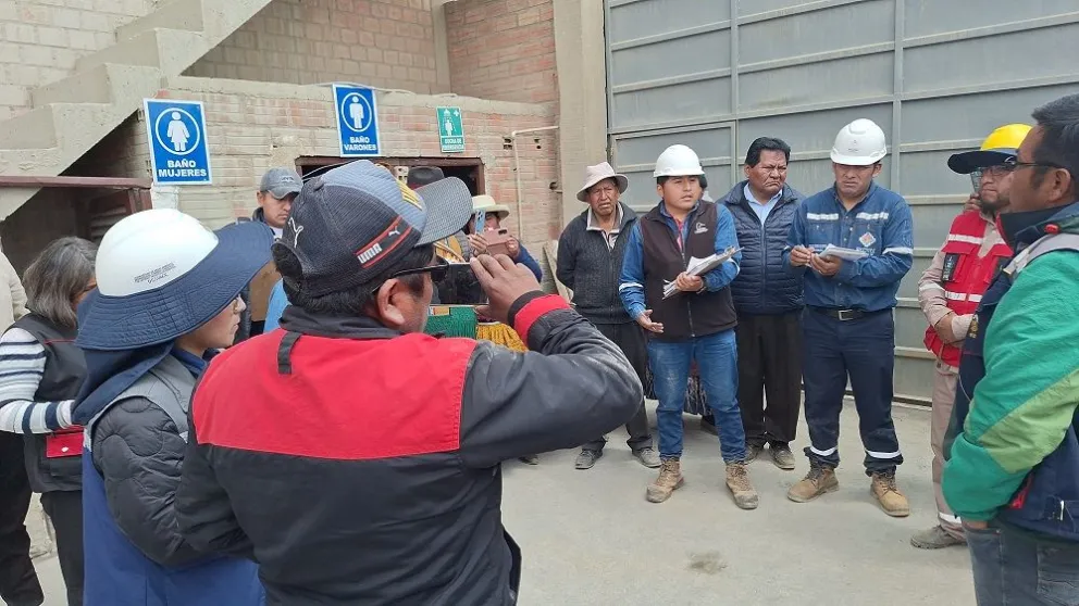 Representantes de una empresa minera durante la inspección realizada ayer en Viacha. Foto: Carlos Quisbert.