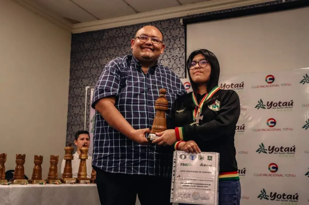 Mollo (der.) junto al Gran Maestro Osvlado Zambrana durante la premiación. Foto: Federación Boliviana de Ajedrez.