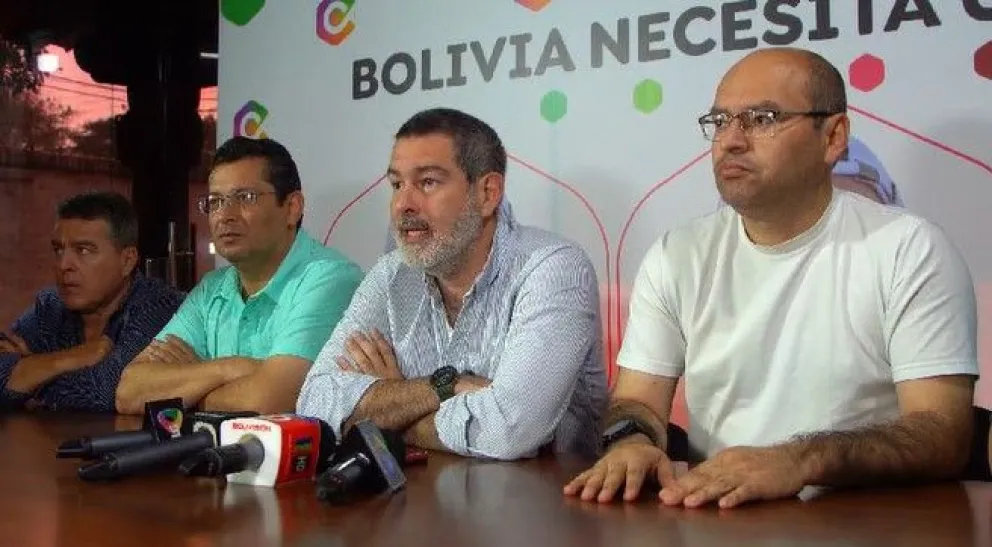 Integrantes de Creemos brindan conferencia de prensa, al centro Zvonko Matcovik. Foto: Captura