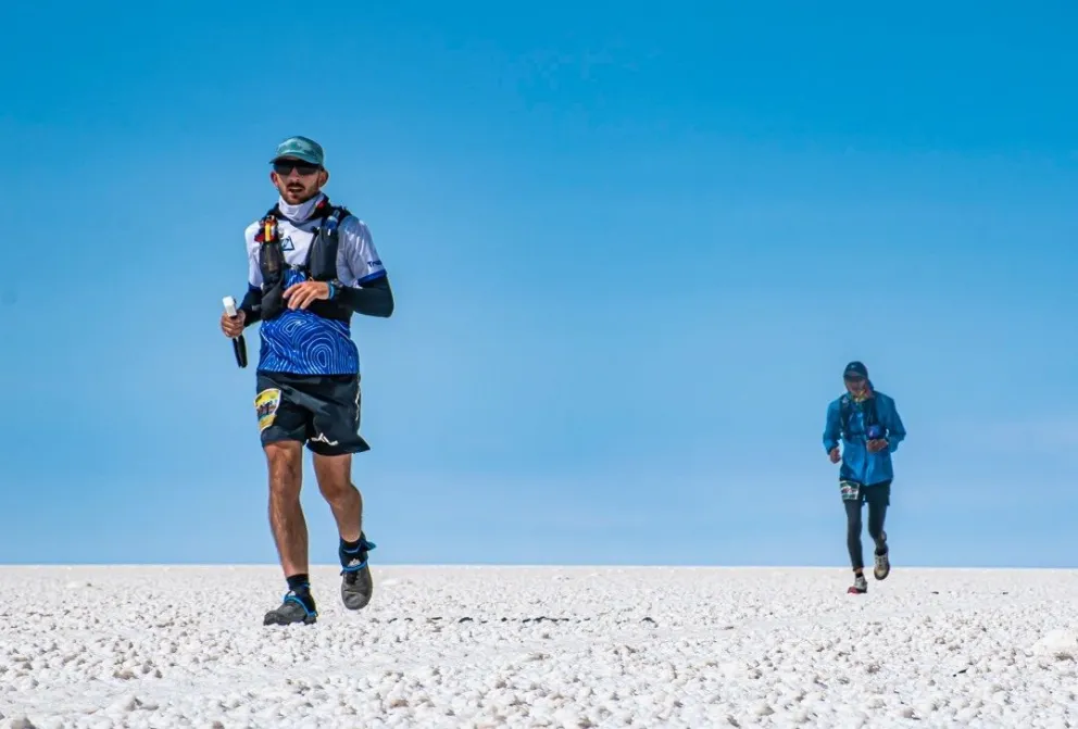 Dos atletas pasan por el salar de Uyuni. Foto: Skyrunning Bolivia.