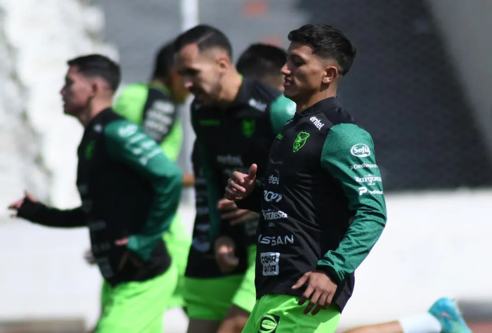 Lucas Chávez (der.) en el entrenamiento del domingo de la Selección nacional. Foto: FBF